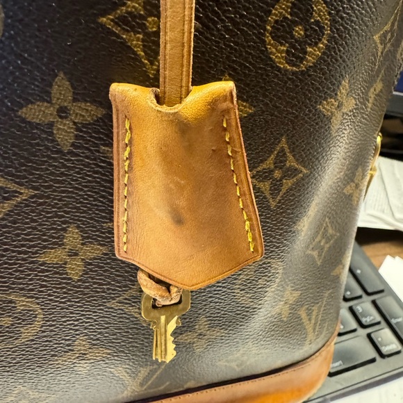Louis Vuitton Alma - Picture 3 of 15